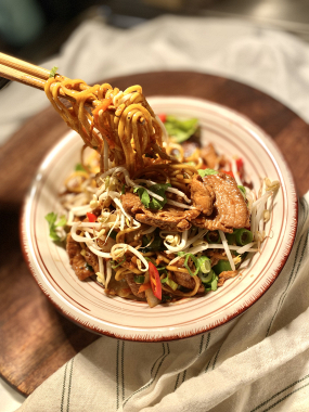 1)  MONGOLIAN NOODLES - pšeničné nudle s vepřovým masem, mongolskou omáčkou, brokolicí, paprikou, baby kukuřicí a cibulí (1,4,6,