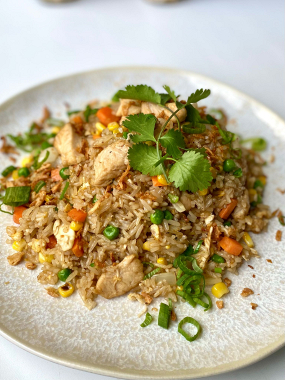 2) NASI GORENG - smažená rýže s hovězím masem, zeleninou a mungo klíčky (1,2,3,4,6) 