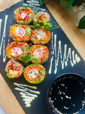 5) SUMMER ROLLS CHICKEN - letní závitky plněné křupavým kuřecím masem, zeleninou a rýžovými nudlemi, arašídová omáčka (1,2,3,4,5