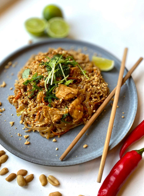 2)MONGOLIAN NOODLES - pšeničné nudle s vepřovým masem, mongolskou omáčkou, brokolicí, paprikou, baby kukuřicí a cibulí (1,4,6,14