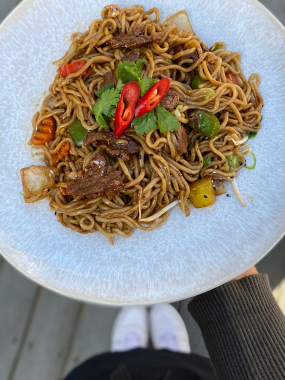 2) RAMEN NOODLES- ramen nudle s hovězím masem, pepřovou omáčkou a zeleninou (1,4,6,11,14)