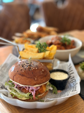 3) CHICKEN BURGER - burger s křupavým kuřetem, zeleninou, asijským salátem colesaw, hranolky, tatarka (1,3,6,7,11) 