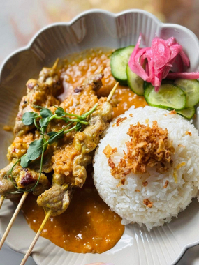 4) PORK SKEWER - vepřové špízky s krémovou curry omáčkou, rýží a nakládanou zeleninou (1,6,7,14)