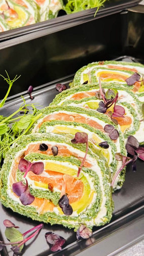   LOW CARB - špenátový wrap s krémovým sýrem, lososem a avokádem (4,7,6,14) 435 kcal I 13 g sacharidů 