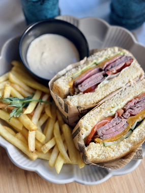 3)   ROASTBEEF SANDWICH - sandwich s roastbeefem, cheddarem a zeleninou, hranolky, tatarka (1,3,4) 