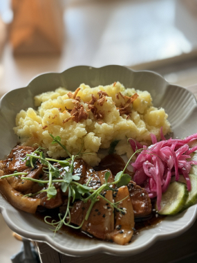 4) TERIYAKI PORK BELLY - karamelizovaný bůček se šťouchanými brambory a nakládanou zeleninou (1,3,5,6) 