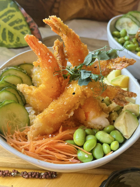 5) SHRIMP POKE BOWL- miska rýže se smaženou krevetou, zeleninou a pomerančovou omáčkou (1,4,6,14) 