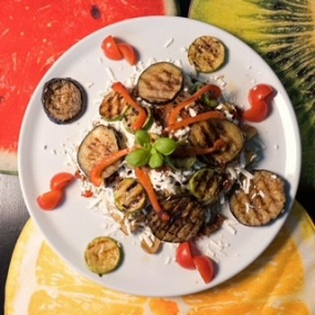 Zucchini Walnuß Schafskäse Salat