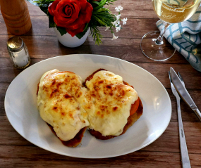Massenheimer Schnitzel mit Tomaten, rohen Zwiebeln und Käse überbacken