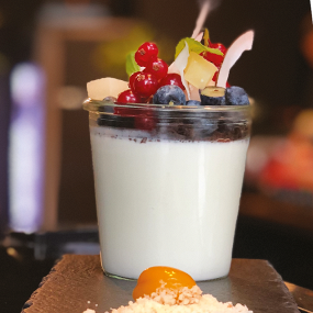 Maślanka z rozmarynem  i jadalną ziemią z czekolady (160g)