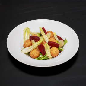 400g Listový šalát s chrumkavým kozím syrom, hruškami a cviklou