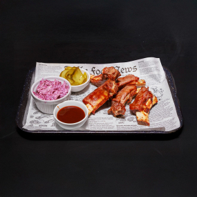 500g Glazované bravčové rebrá s BBQ omáčkou a coleslaw  šalátom🌱🌾🧀