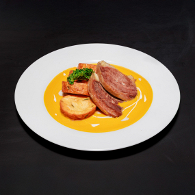 250g Naša legendárna sviečková na smotane s karlovarskou knedľou a brusnicami .. 🧀🌾🥚🌭🥬