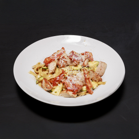 450g Tagliatelle s panenkou, smotanovou hríbovou omáčkou, cuketou a slaninovým chipsom  🧀🥚🌾