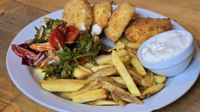 150g Chrumkavý eidam syr s hranolkami a sweet chilli šalátom s bazalkou  🧀🌾🥚