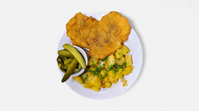 4. 150g Bravčový rezeň z karé so zemiakovou kašou, s opraženou cibuľkou a kyslou uhorkou 