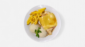 7. 150g Prírodný zapekaný kurací rezeň so šunkou a syrom podávaný s ryžou a hranolkami    1,6,7