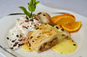 Apfelstrudel mit Vanilleeis