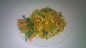 Lunch Chiński makaron z mięsem 