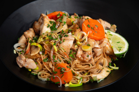 NOUILLES SAUTÉES AU POULET