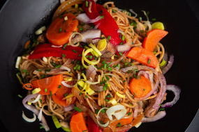NOUILLES SAUTÉES AUX LÉGUMES