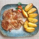 Ceafă de porc la grătar cu cartofi pai