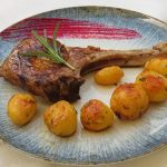 Cotlet de porc cu cartofi copti picanți