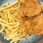  Șnițel de pui cu cartofi pai