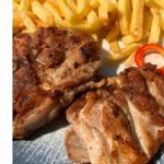 Pulpă de pui la grill cu cartofi pai