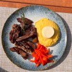  Pastramă de berbecuț/oaie cu brânzăde burduf si mămăligă