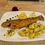 Păstrăv prăjit cu cartofi copti