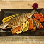 Păstrăv la grătar cu garnitură