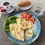  Omletă  cu șuncă și cașcaval