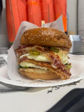 Double cheeseburger u lepinji sa špekom 