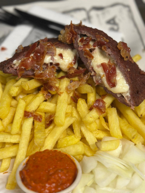 Pljeskavica punjena špekom i sirom 