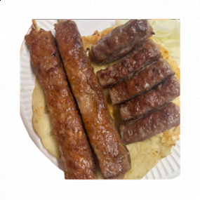 Mix ćevapi u lepinji sa ajvarom i lukom 