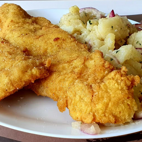 Pohani oslić s krumpir lađicama, tartar, limun