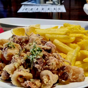 Pržene lignje s krumpir lađicama,tršćanski umak,tartar, limun