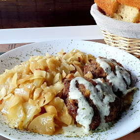 Faširanci, umak od crvene paprike i rajčice, pire krumpir