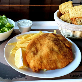 Bečki od piletine, krumpir lađice, tartar, limun, salata