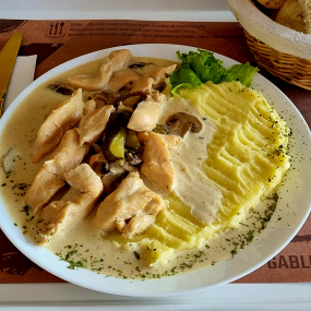 Piletina stroganoff s rižom
