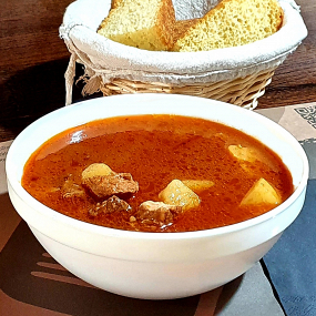 Domaći gulaš ( junetina, svinjetina ) s krumpirom