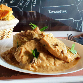 Turopoljski odrezak od laks karea u umaku od miješanih gljiva s pire krumpirom