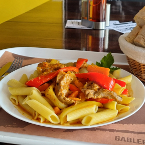 Pileća prsa na lovački ( paprika, gljive, špek ) s tjesteninom