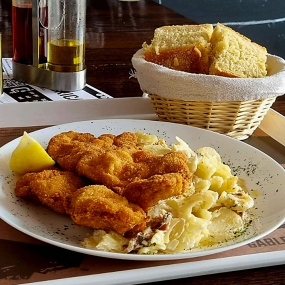 Pohani pileći file u mrvicama s maslinama i sirom, krumpir lađice, domaći umak