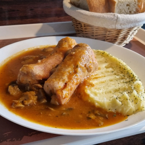 Rolice od laks karea punjene šunkom i sirom u umaku od povrća i gljiva, pire krumpir