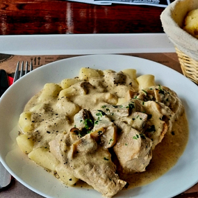 Pileća prsa u umaku od povrća i vrhnja s tjesteninom