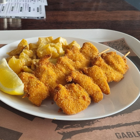 Pohani pileći ražnjići, krumpir lađice, dresing od majoneze i parmezana