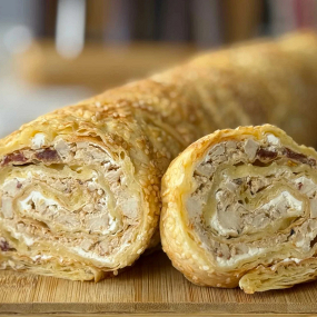 Rolada od piletine punjena šampinjonima, krumpir lađice, preljev od cheddar sira