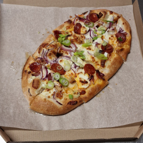 PODPECNÍK BRYNDZOVÝ S KLOBÁSOU, potretý cesnakom (1,7)